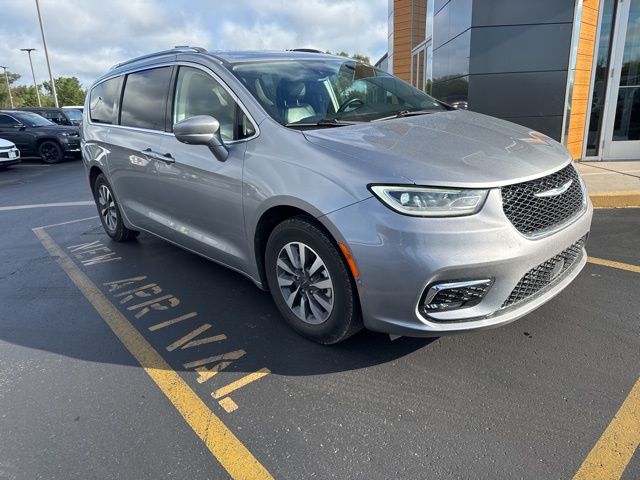 2021 Chrysler Pacifica Hybrid Touring L photo 2