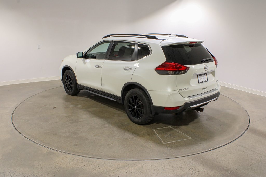 2017 Nissan Rogue SV photo 2