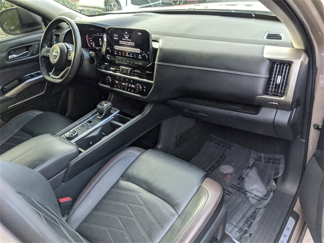 2023 Nissan Pathfinder Platinum photo 12