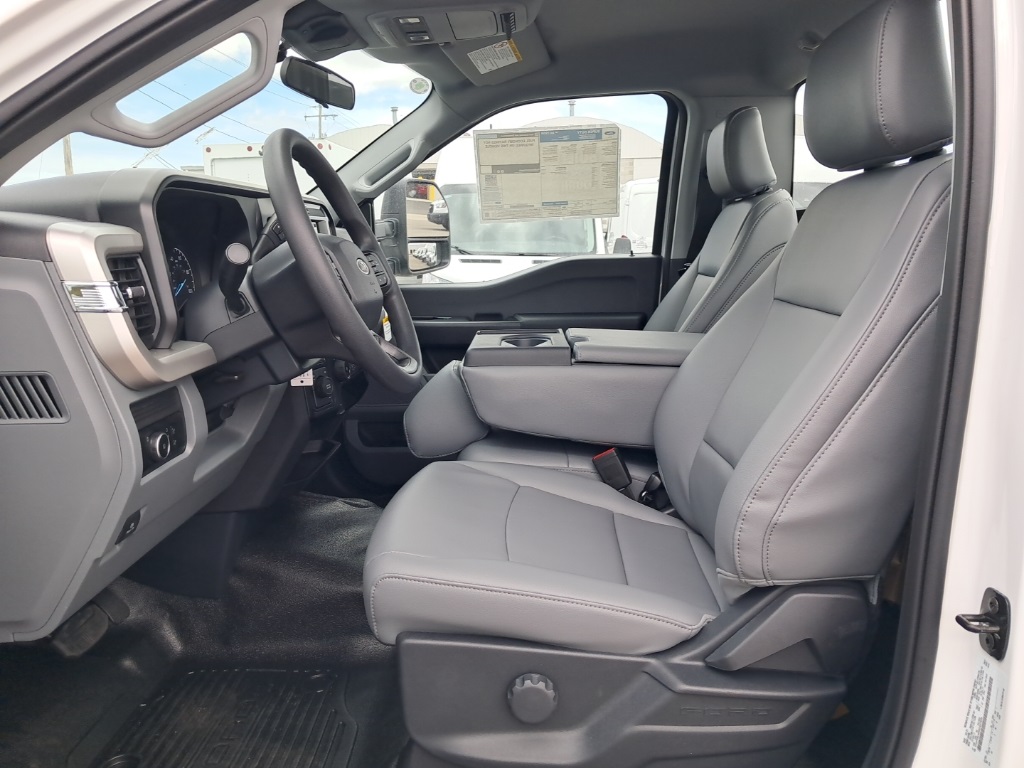 2025 Ford F-600 photo 9