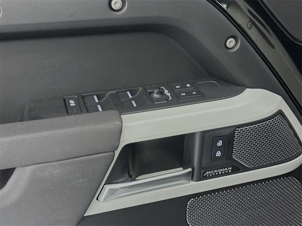 2023 Land Rover Defender 110 SE photo 14