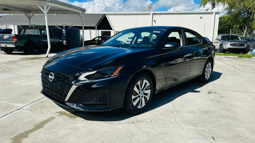 2025 Nissan Altima S photo 3