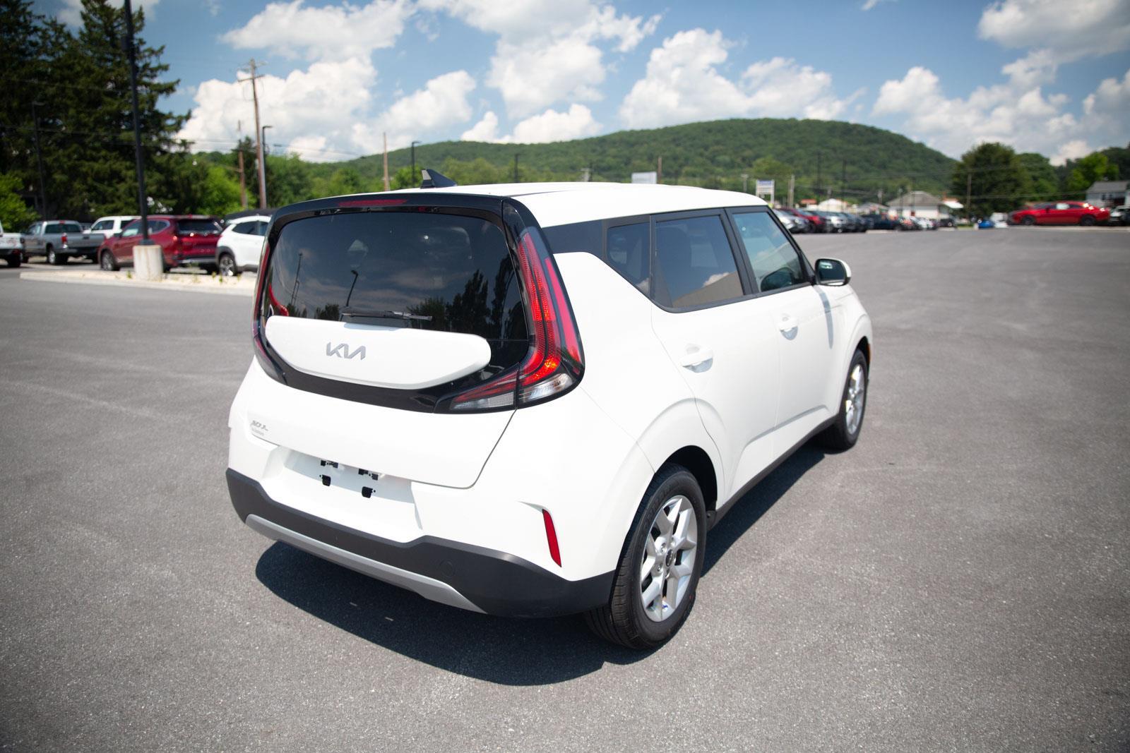 2023 Kia Soul LX photo 2