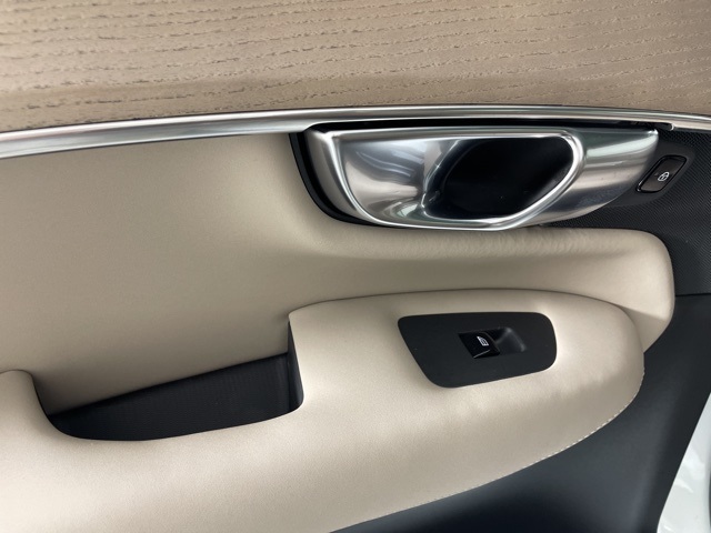 2025 Volvo XC90 B5 AWD Plus photo 33