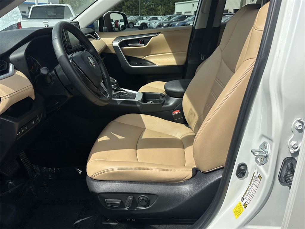 2021 Toyota RAV4 XLE Premium photo 3