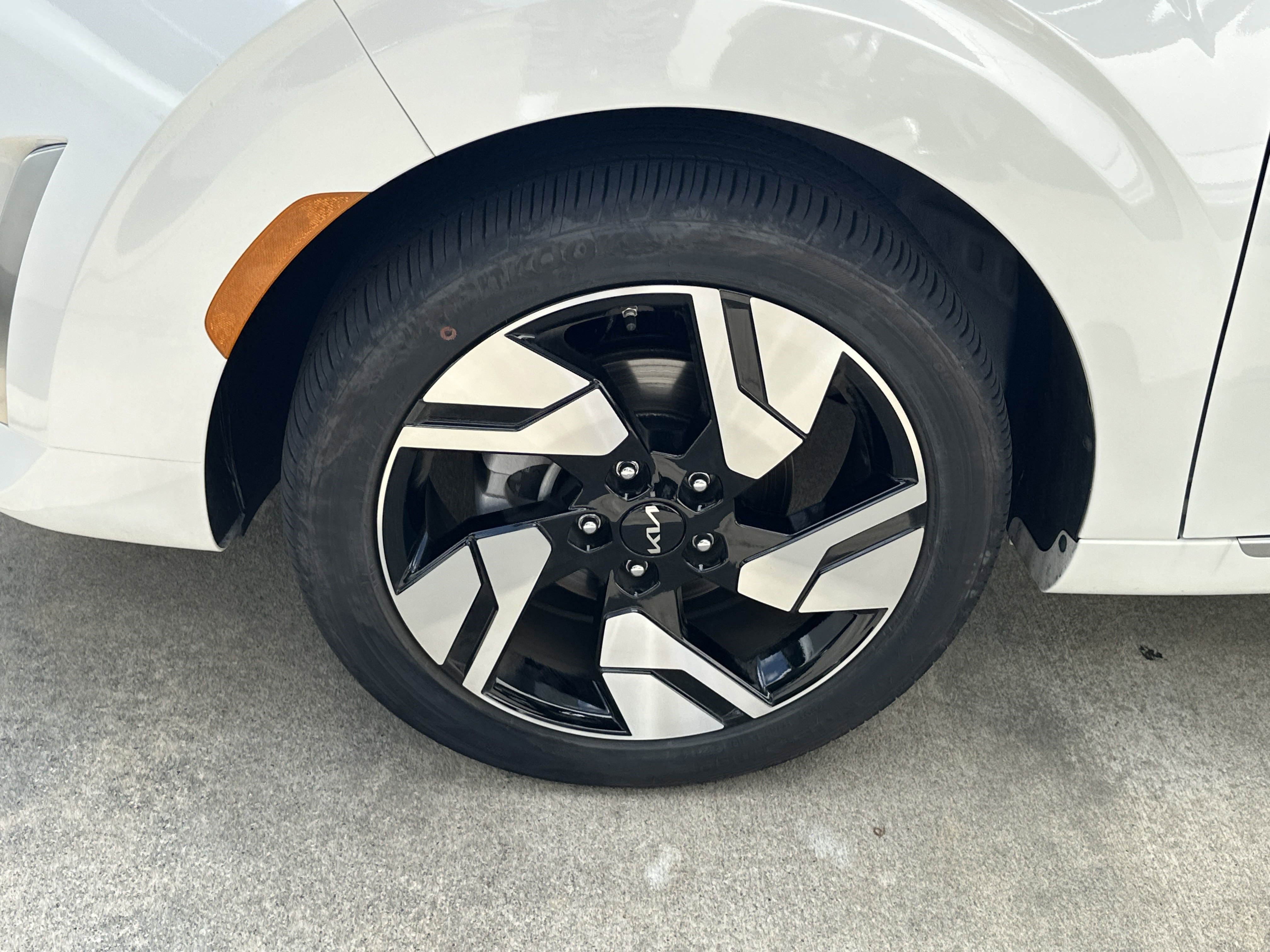 2025 Kia Soul GT-Line photo 2