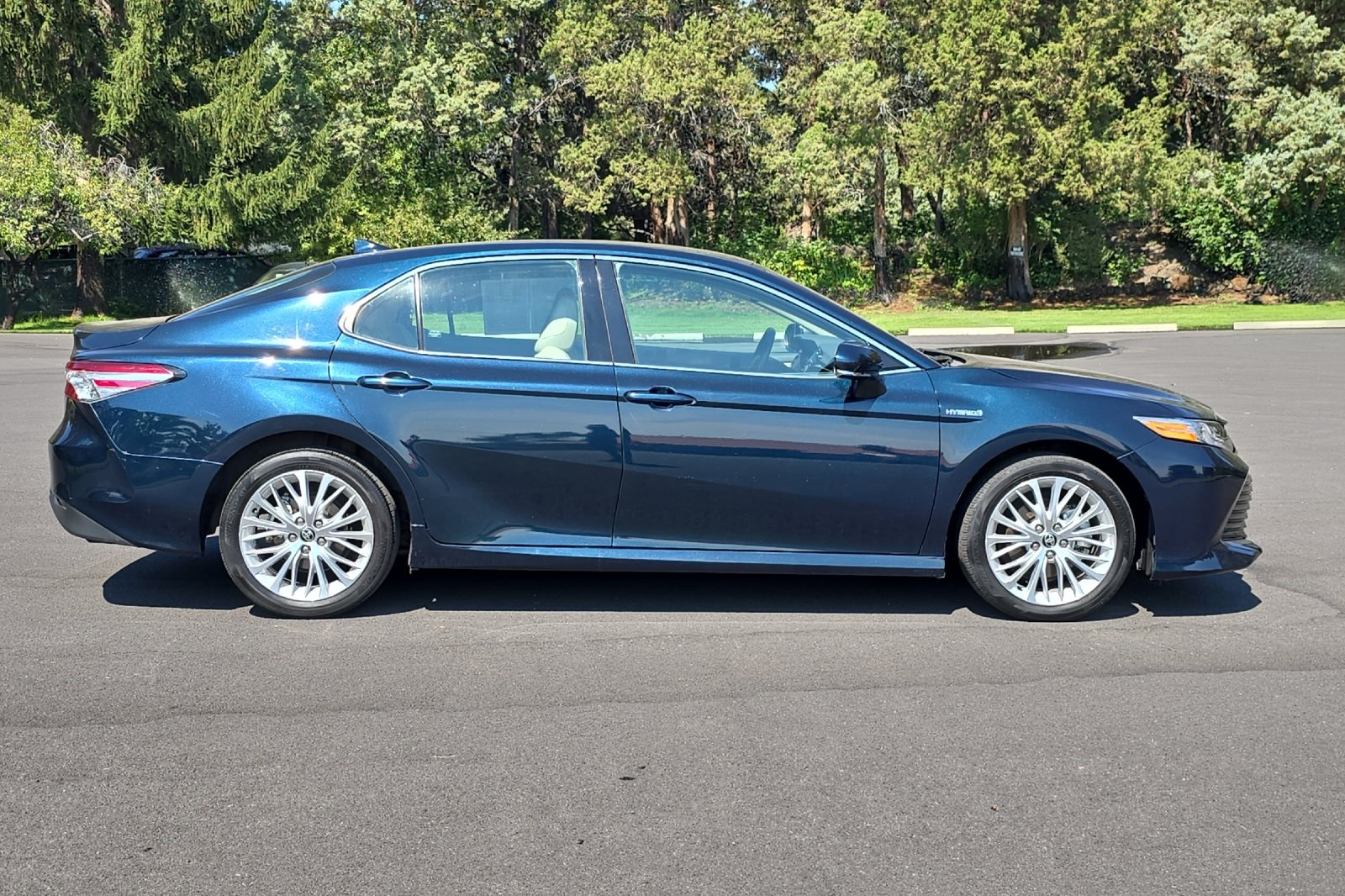 2020 Toyota Camry Hybrid XLE photo 3