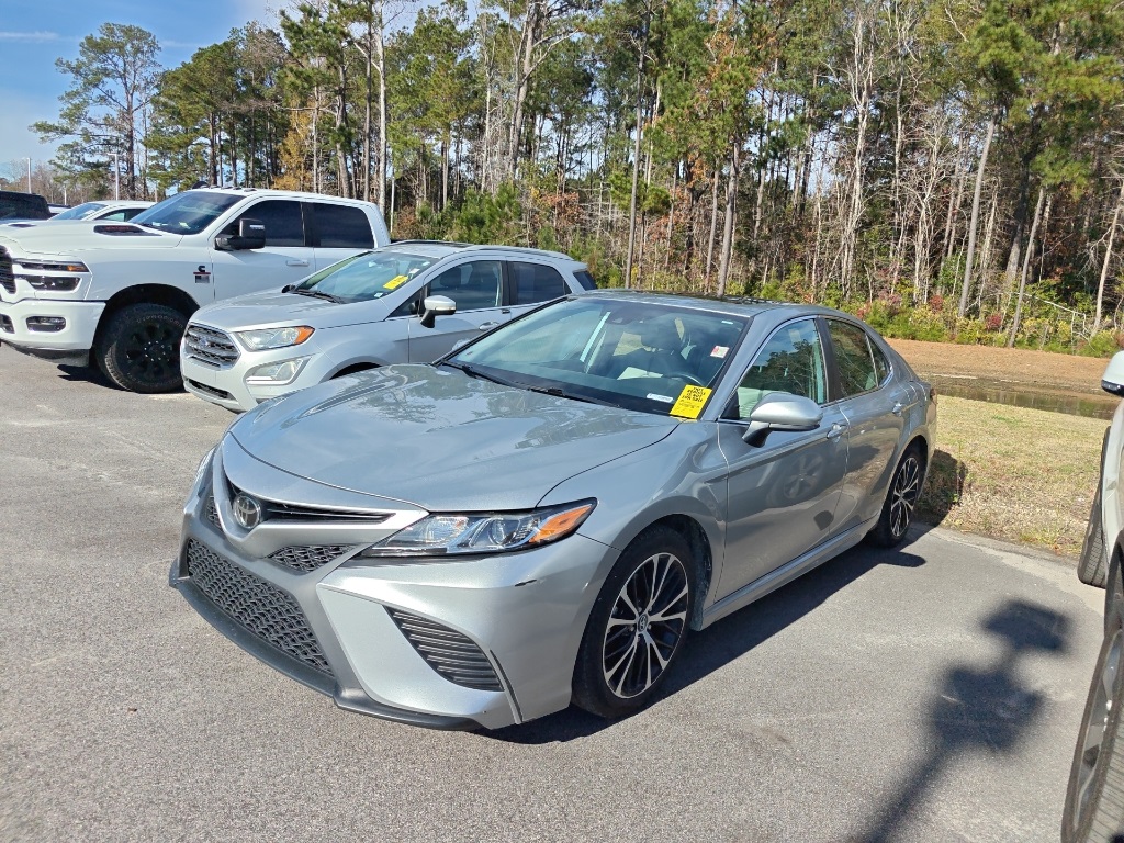 2019 Toyota Camry SE photo 2