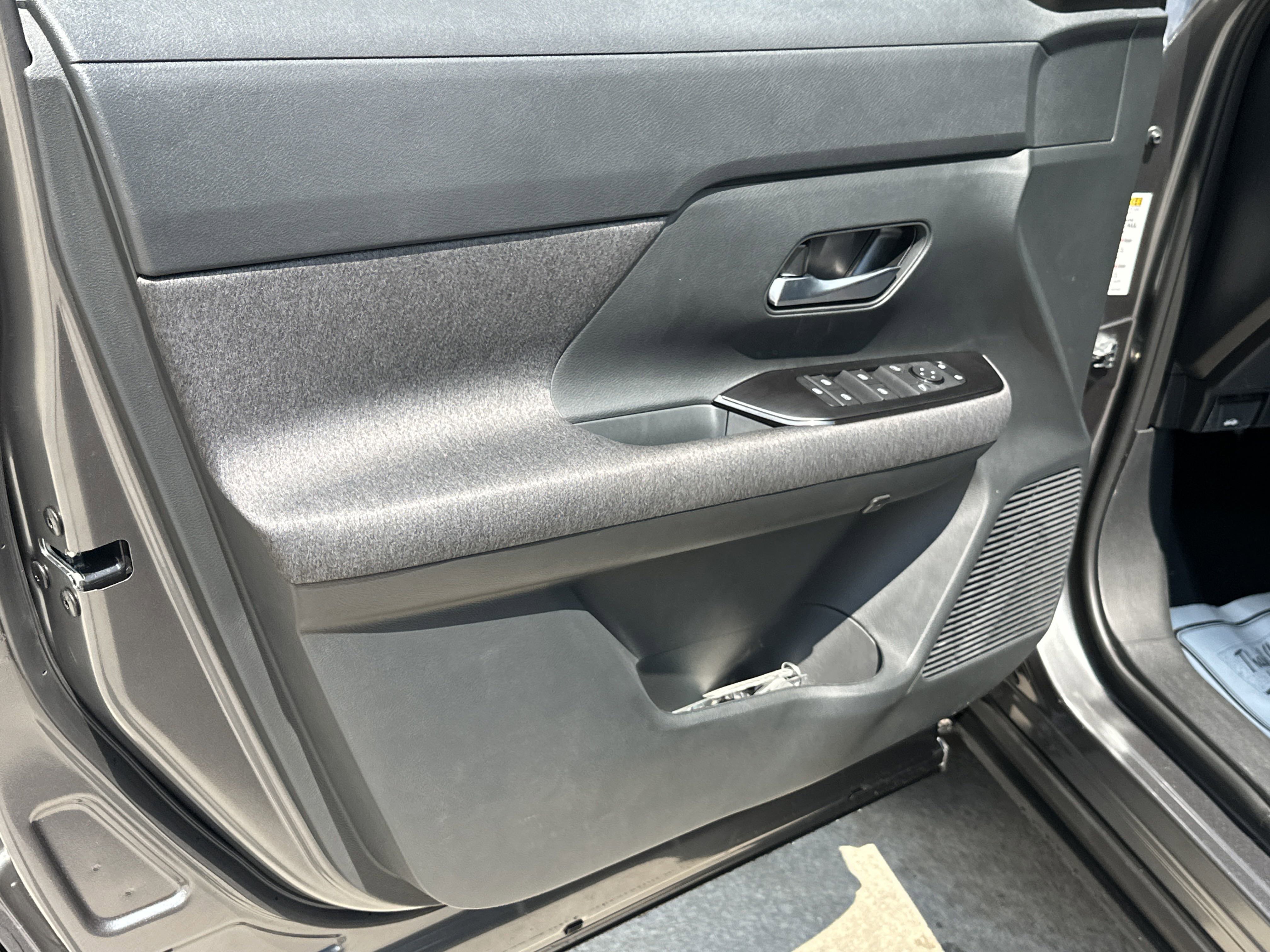 2025 Nissan Kicks SV photo 3