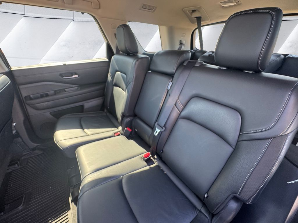 2023 Nissan Pathfinder SL photo 16