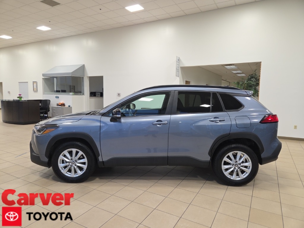 2025 Toyota Corolla Cross LE's photo