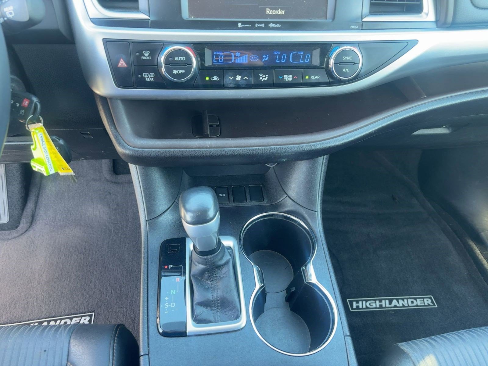 2016 Toyota Highlander LE photo 17