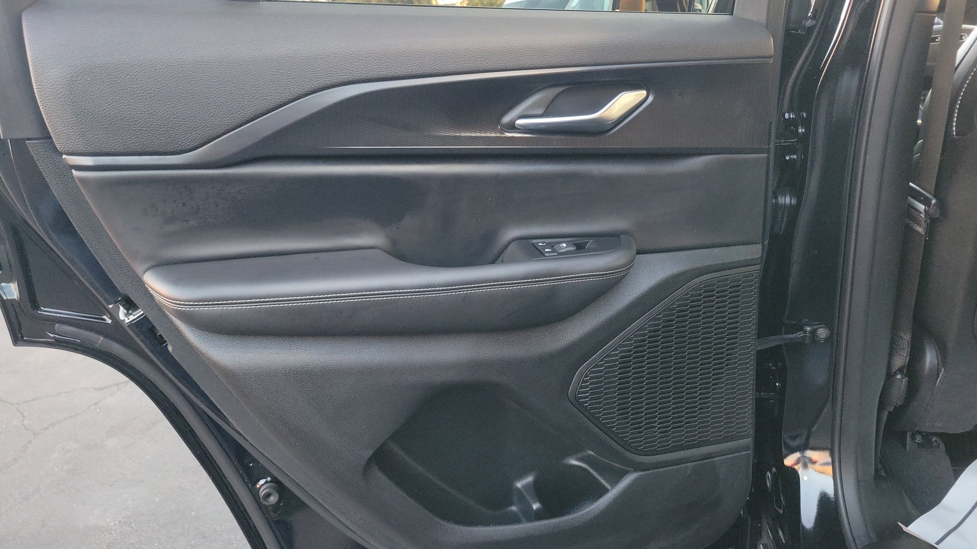 Used 2025 Diamond Black Crystal Pearlcoat Jeep Altitude X image 14