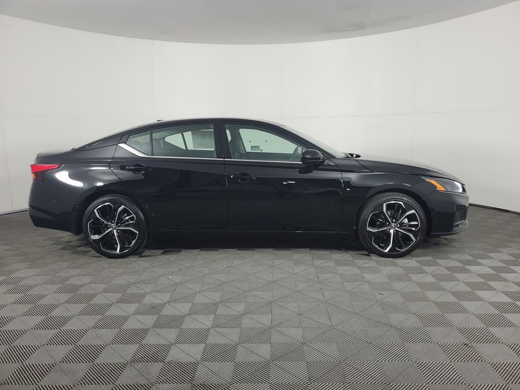 2025 Nissan Altima SR photo 3