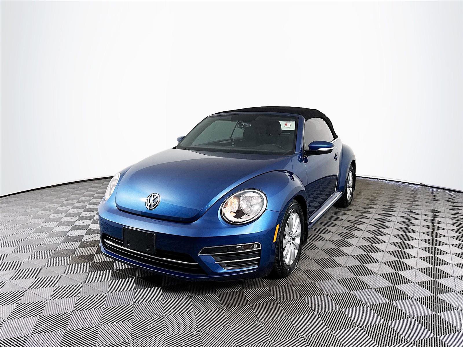 2019 Volkswagen Beetle Convertible S photo 2