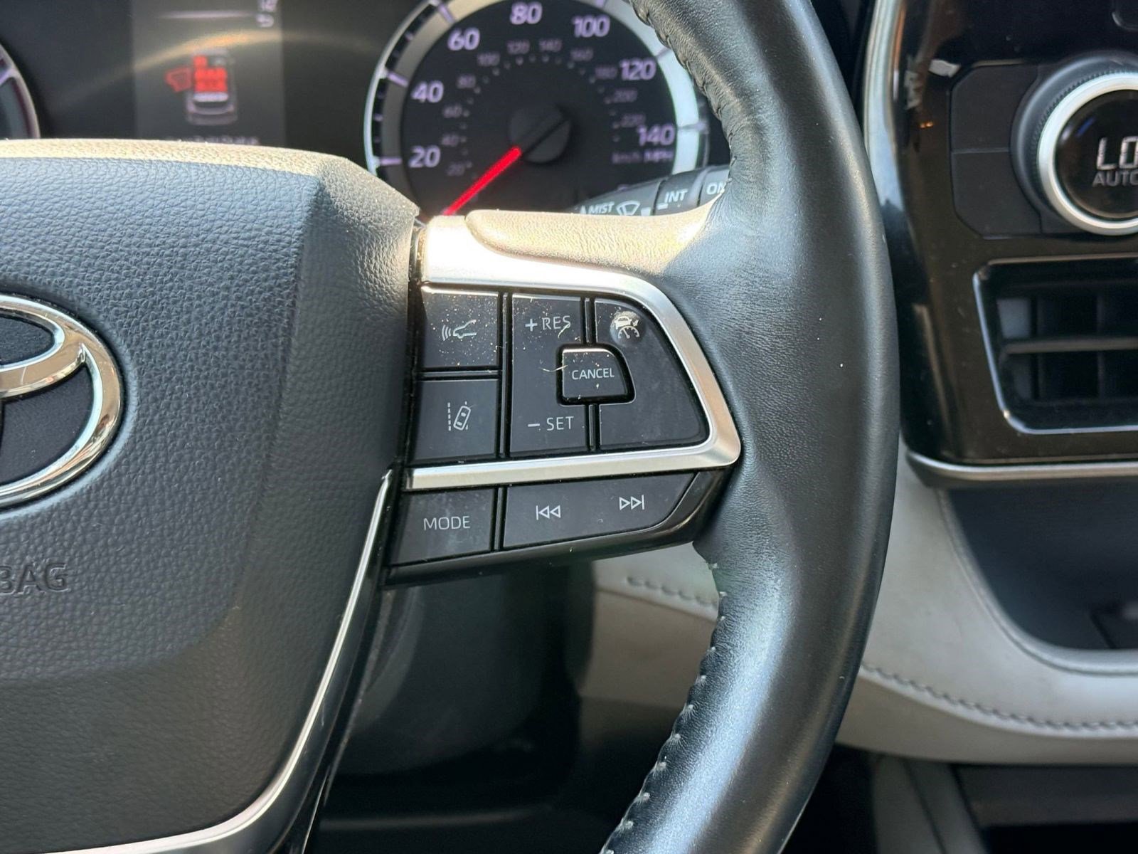 2020 Toyota Highlander LE photo 22