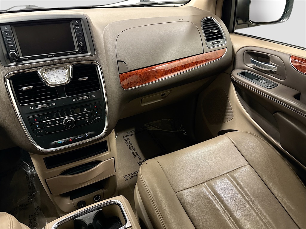 2013 Chrysler Town & Country Touring photo 8