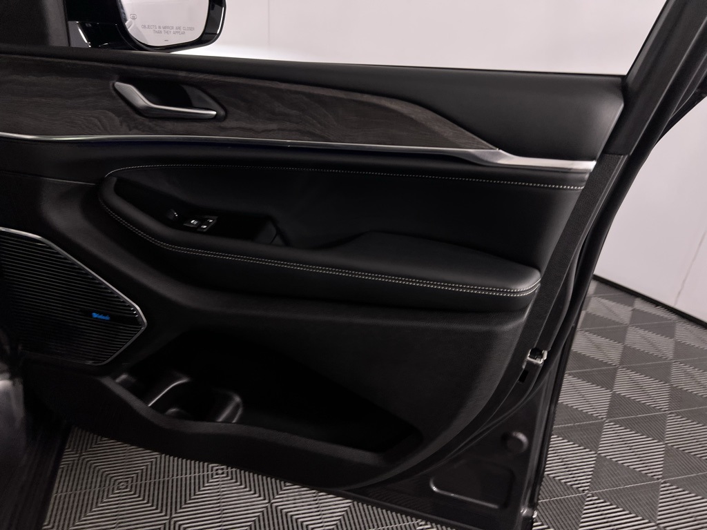 2023 Jeep Grand Cherokee Overland 4xe photo 26