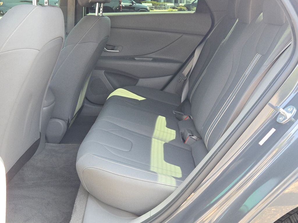 2023 Hyundai Elantra SEL photo 12