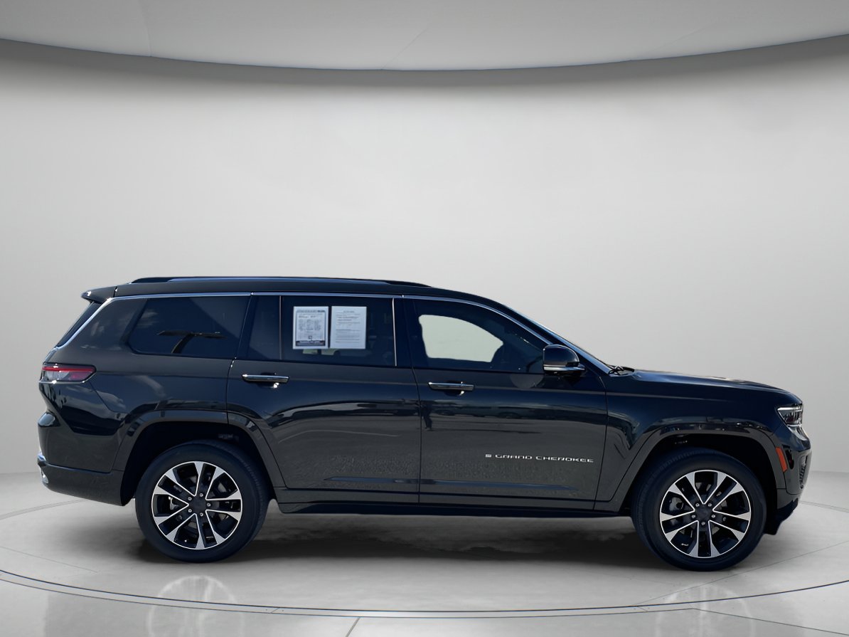 2022 Jeep Grand Cherokee Overland photo 2