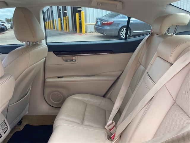 2013 Lexus ES 350 photo 17