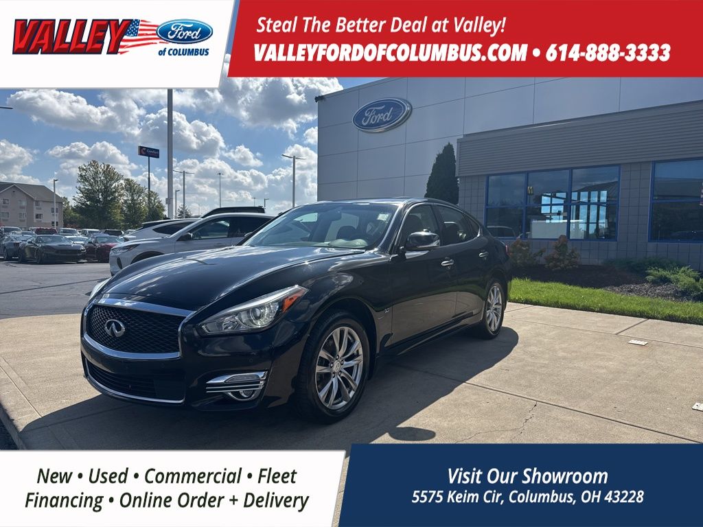 2016 Infiniti Q70 photo 2
