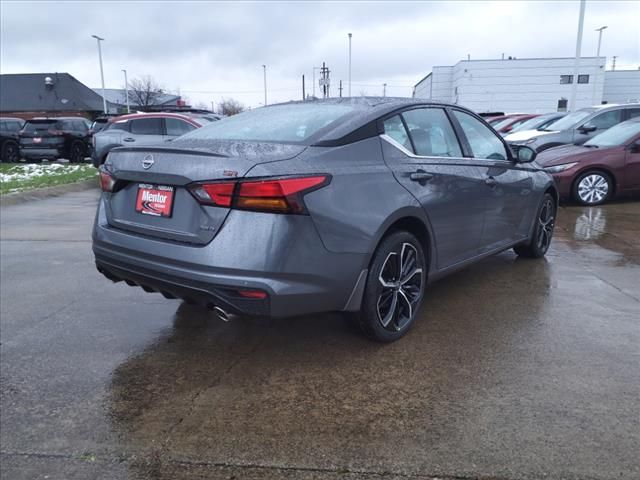 2025 Nissan Altima SR photo 3