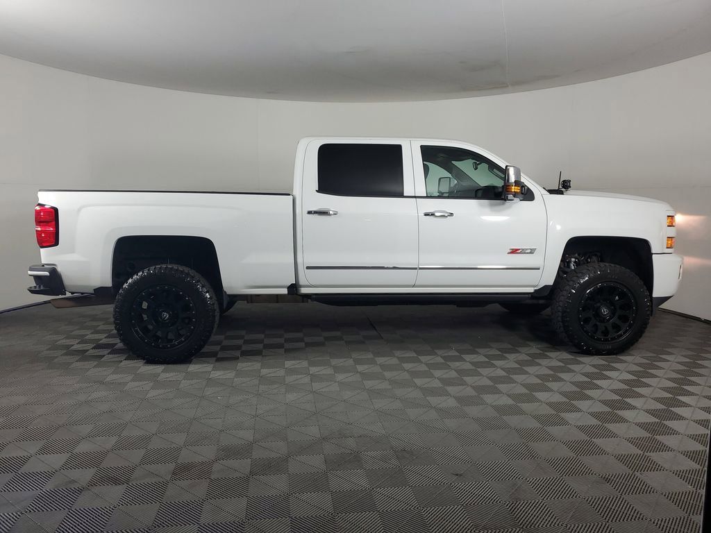 2016 Chevrolet Silverado 2500HD LT photo 3