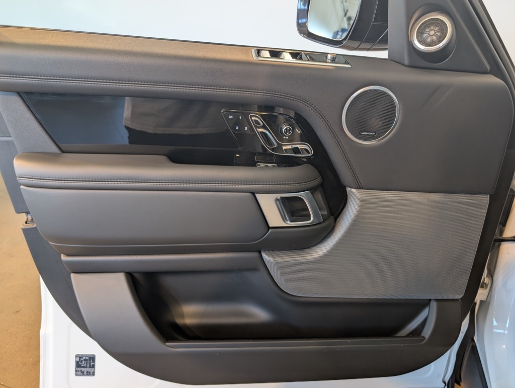 2020 Land Rover Range Rover HSE photo 10