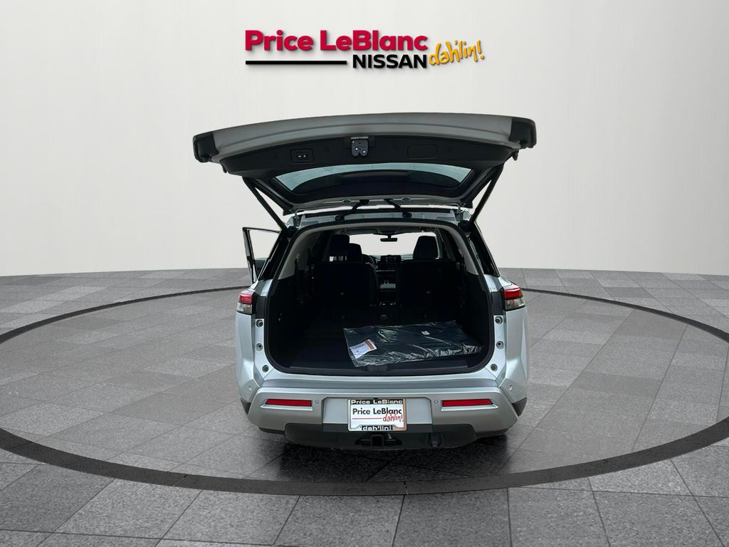 2025 Nissan Pathfinder SL photo 7