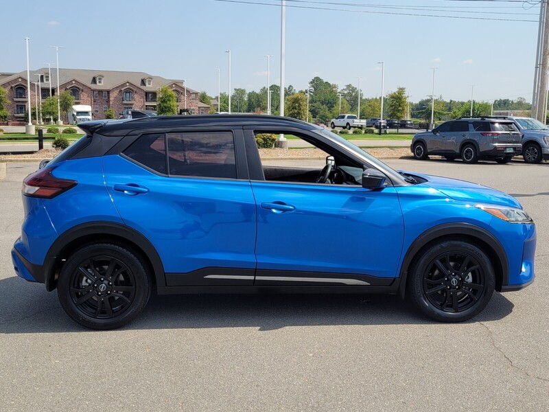2023 Nissan Kicks SR photo 2