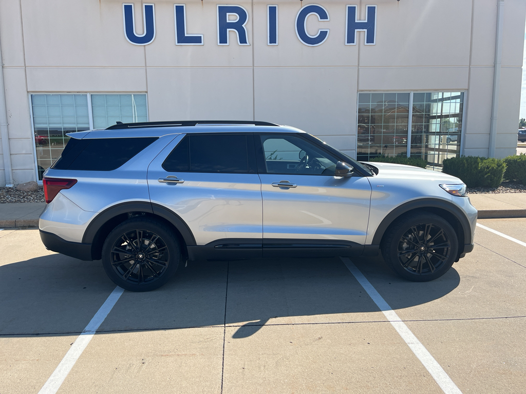 2022 Ford Explorer ST-Line photo 9