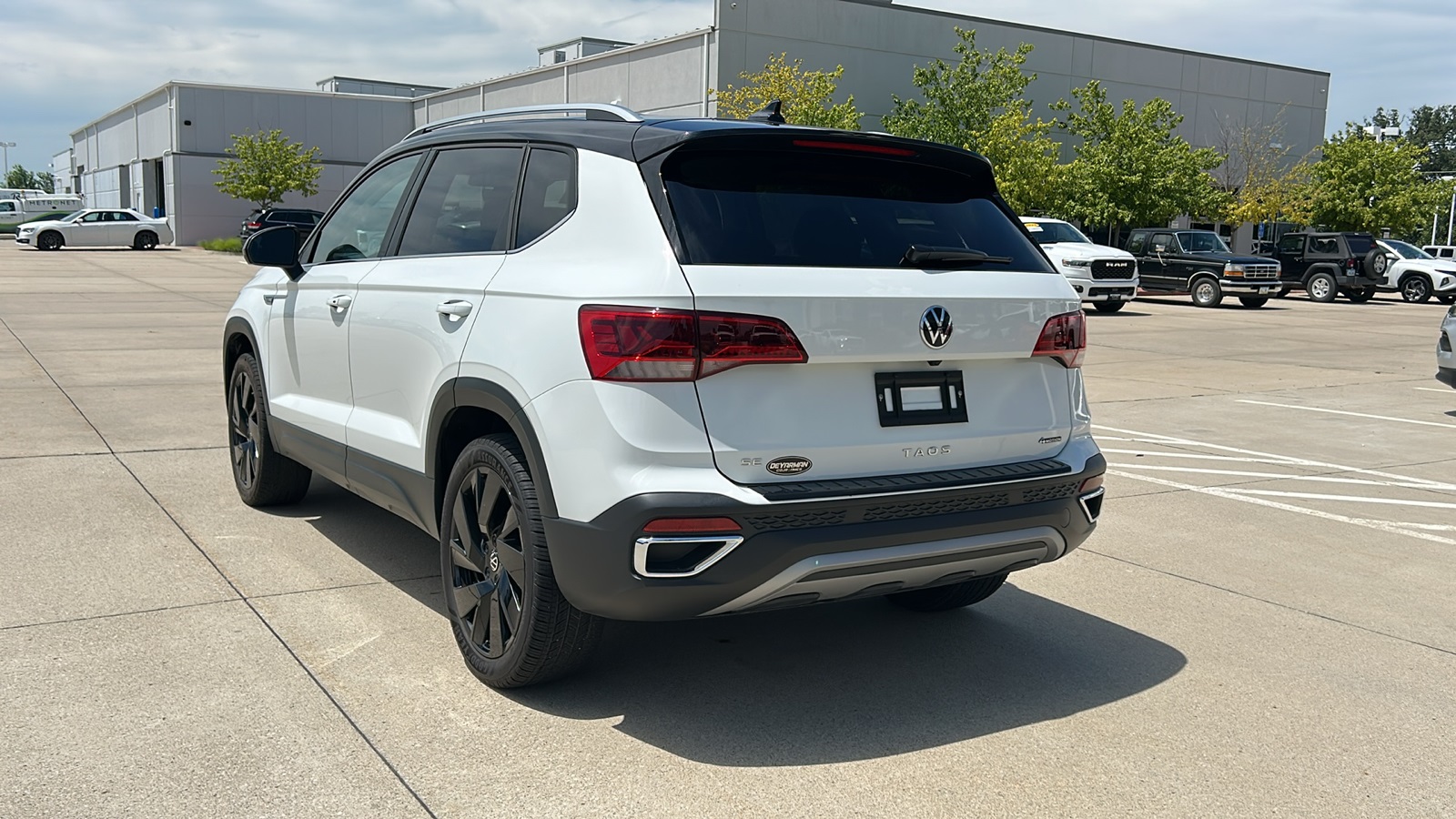 2024 Volkswagen Taos SE photo 5