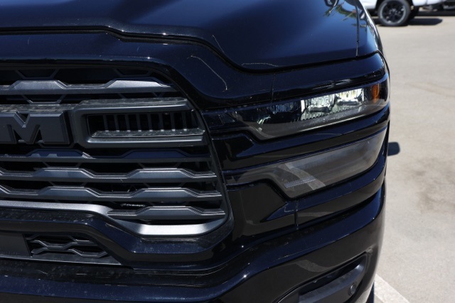 New 2026 Diamond Black Crystal Pearl-Coat Exterior Paint RAM Tradesman image 9