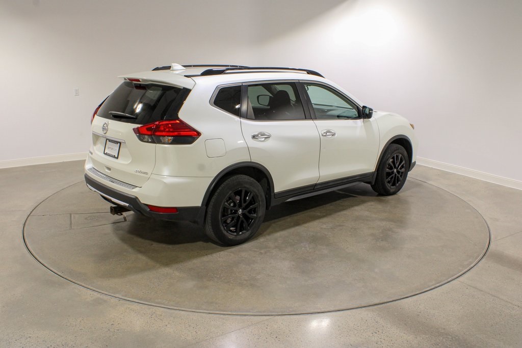 2017 Nissan Rogue SV photo 4