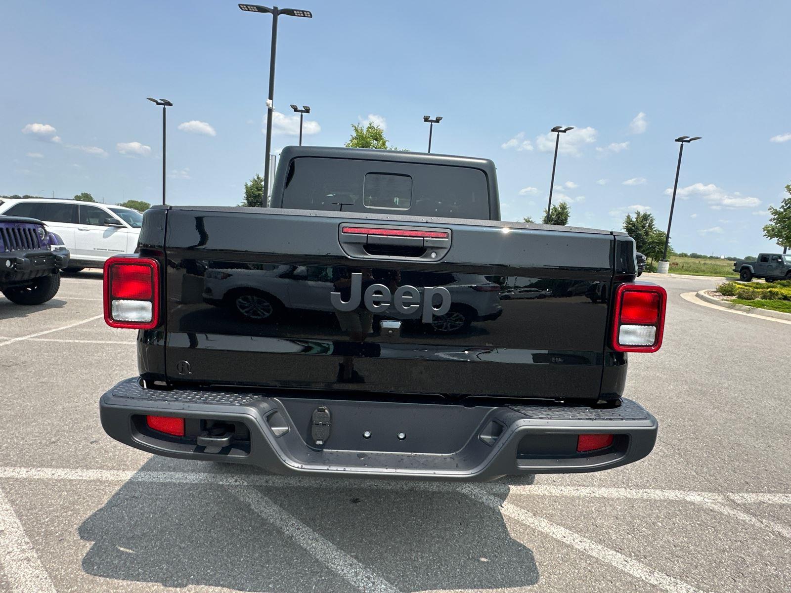 2025 Jeep Gladiator Sport S photo 2