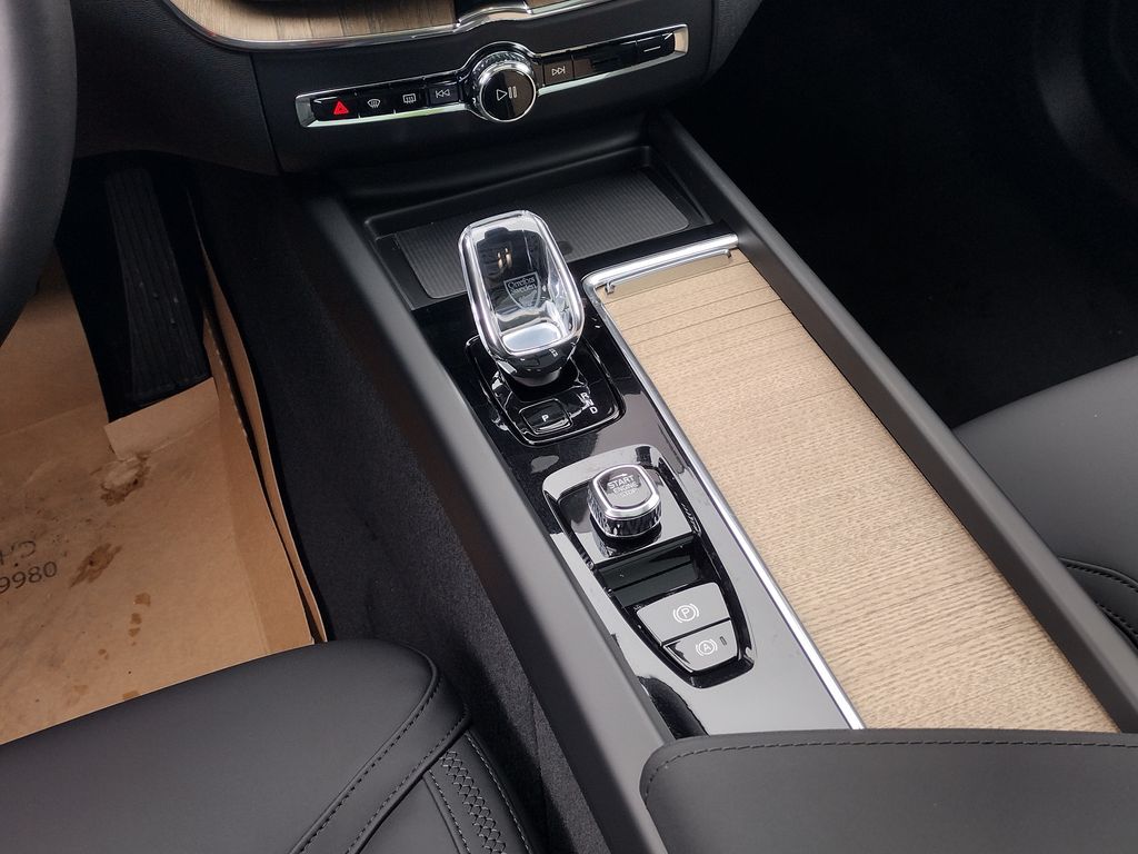2026 VOLVO XC60 - Image 25