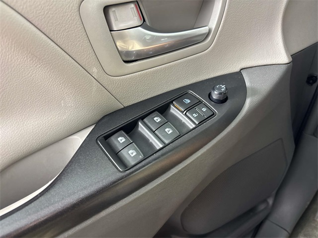 2017 Toyota Sienna LE photo 16
