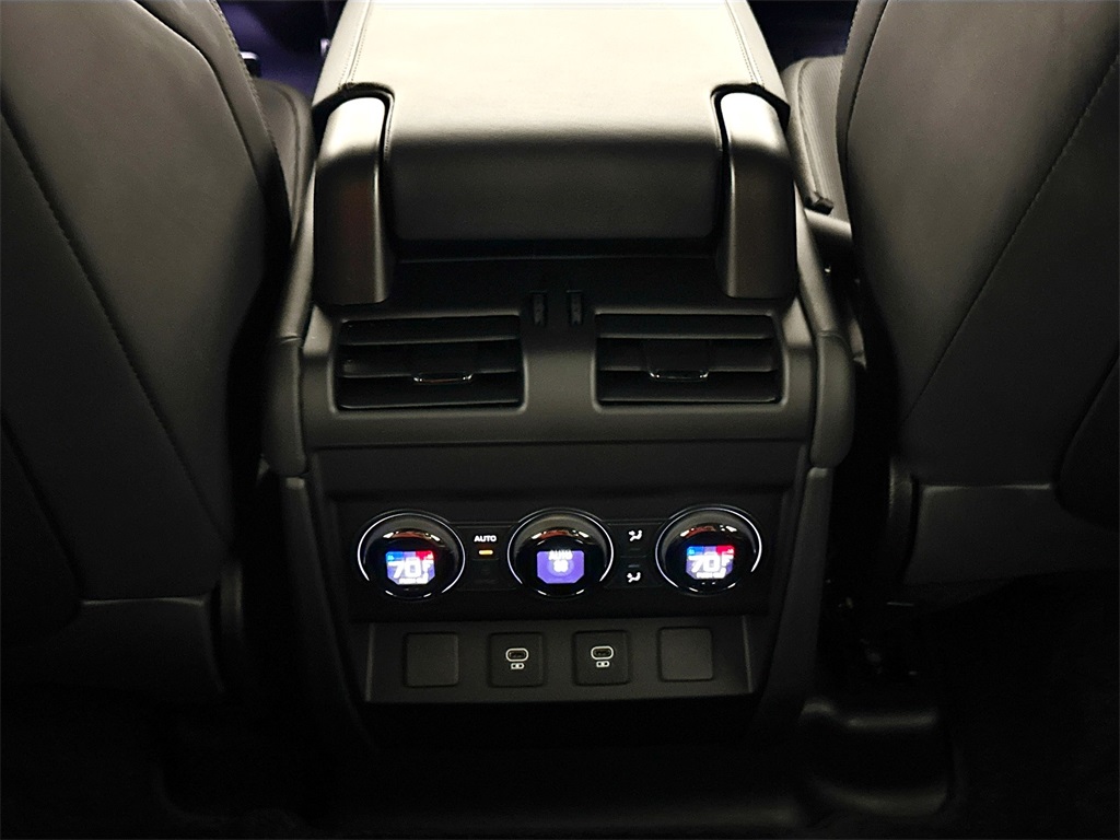 2025 Land Rover Defender 110 V8 photo 23
