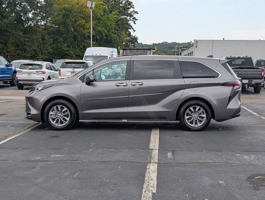2024 Toyota Sienna XLE photo 3