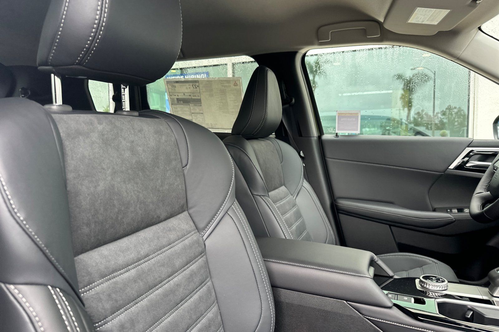 2025 Mitsubishi Outlander SE photo 17