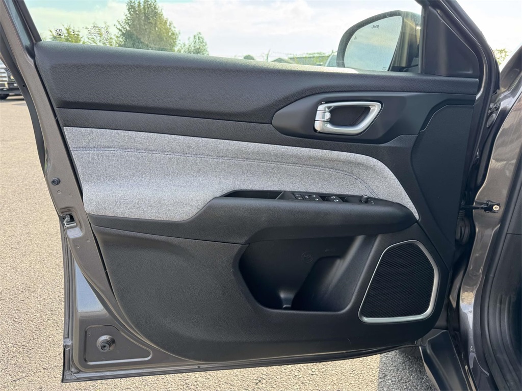 2022 Jeep Compass Latitude photo 27