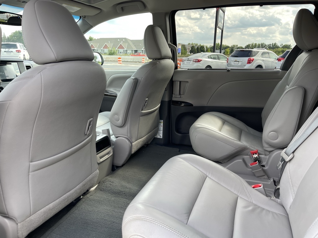 2017 Toyota Sienna XLE photo 23