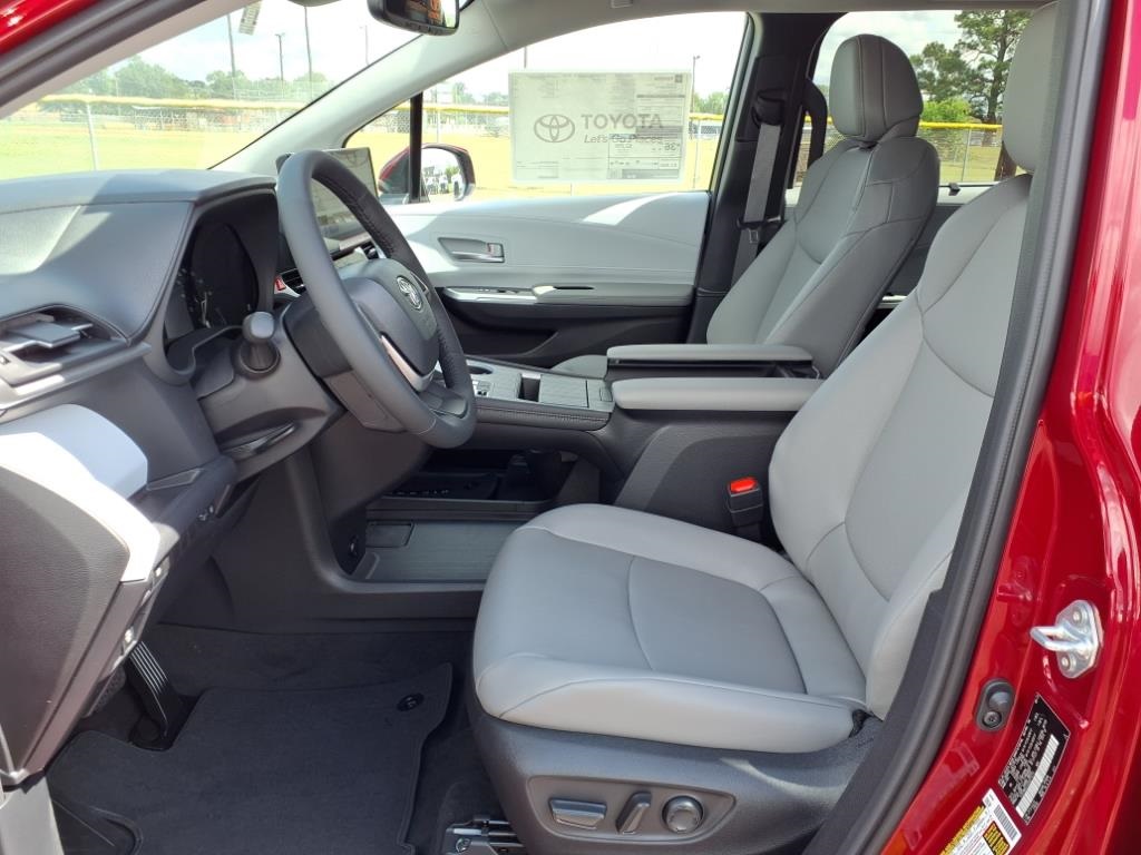 2025 Toyota Sienna XLE photo 21