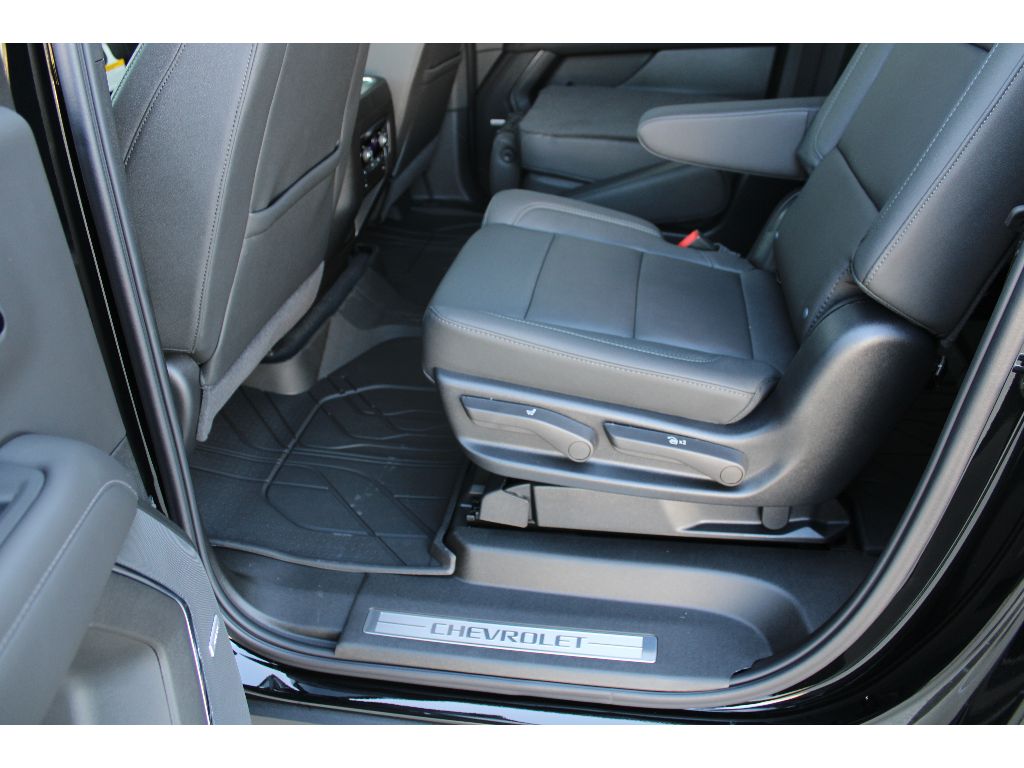 2026 Chevrolet Suburban LT photo 3