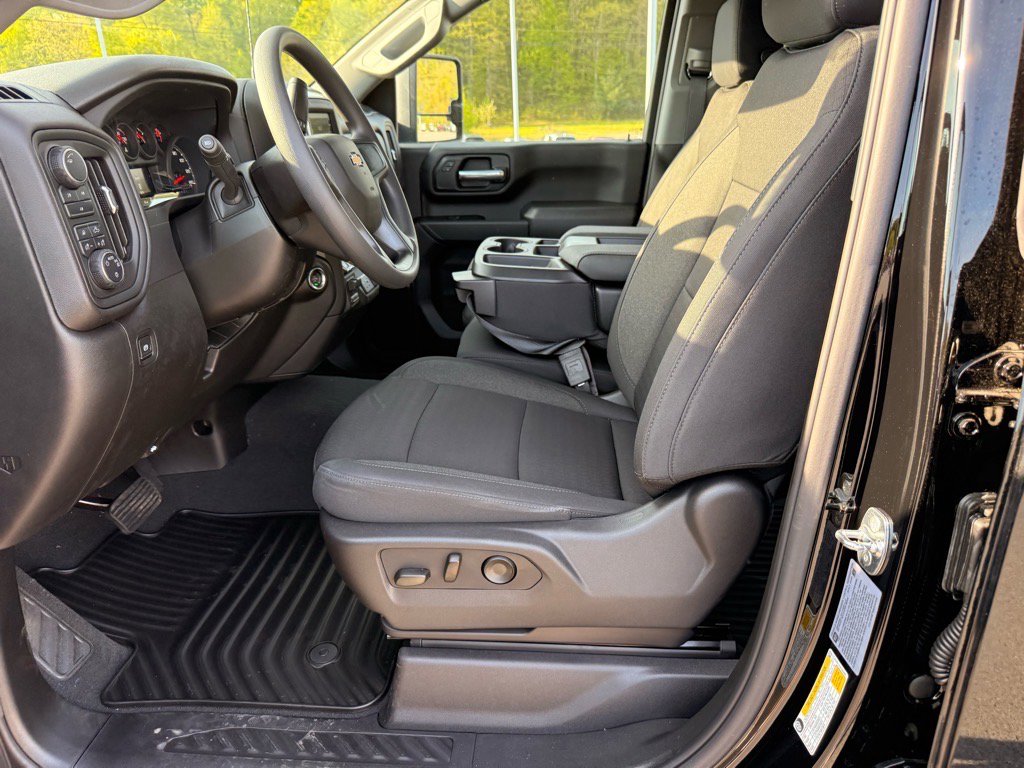2025 Chevrolet Silverado 2500HD Custom photo 6