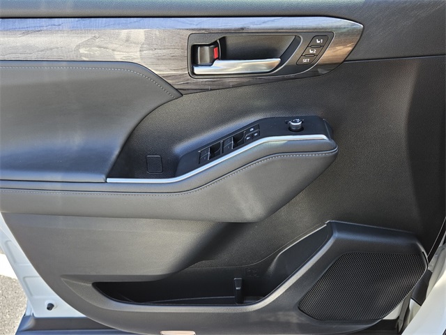 2023 Toyota Highlander Platinum photo 28