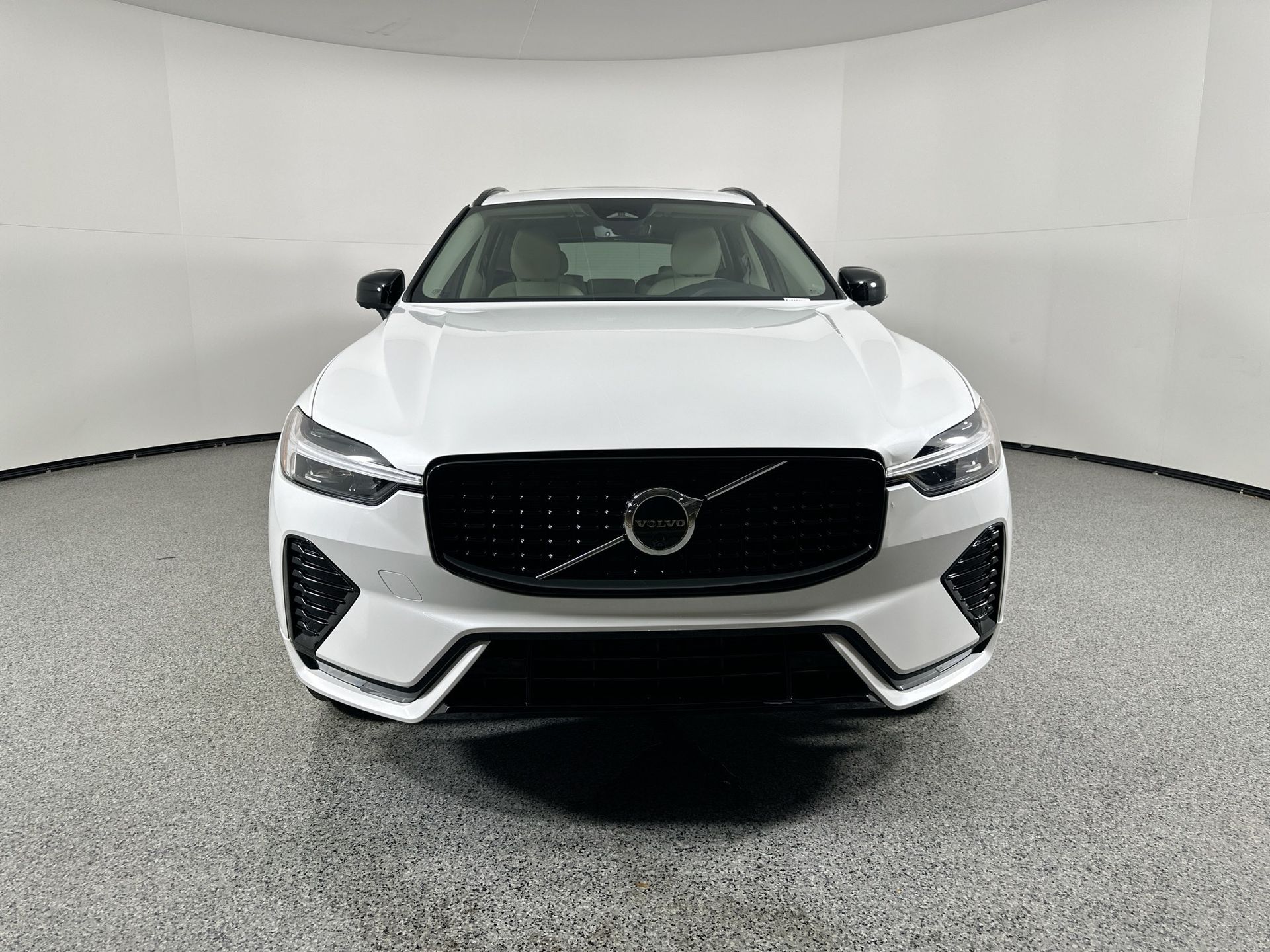 2024 Volvo XC60 B5 Plus photo 2
