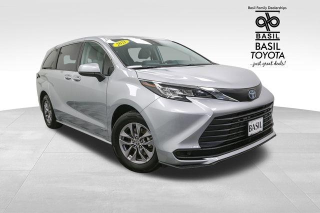 2021 Toyota Sienna LE photo 2