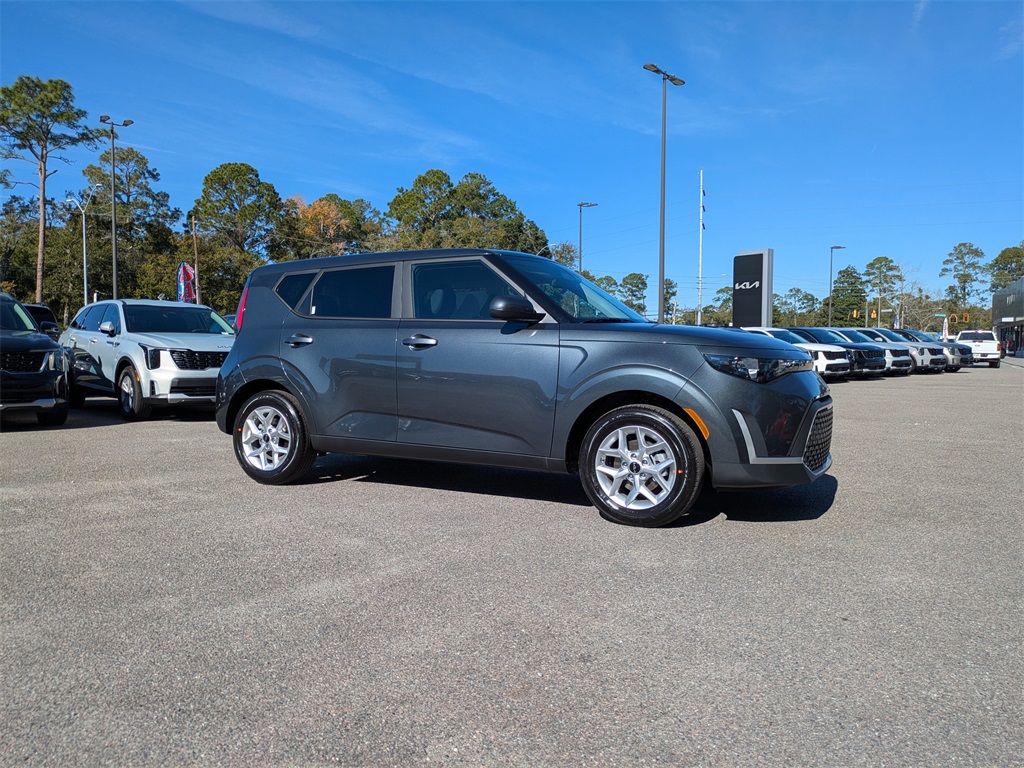 2025 Kia Soul LX's photo